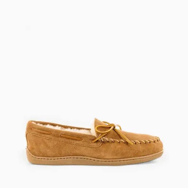 Minnetonka Men's Sheepskin Hardsole Moc -X Wide